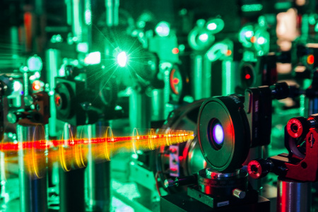 Insitute of Quantum Optics – Picture: Two-color pumped optical parametric amplifier for generating single-cycle laser pulses (Image: Morgner)