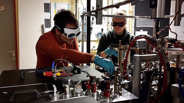 Karsten Lange und Janina Hamann an der Apparatur zur Erzeugung verschränkter Atome