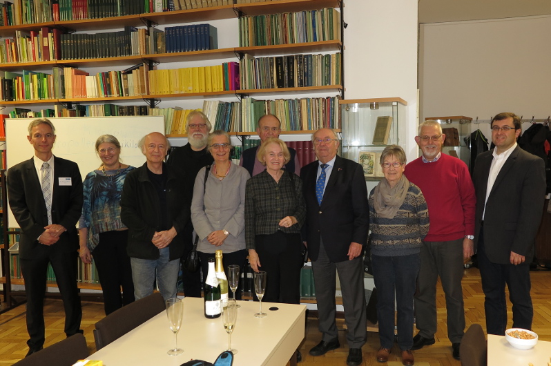 Gruppenbild der Alumni bei der Führung durch das Zentrum für Optische Technologien